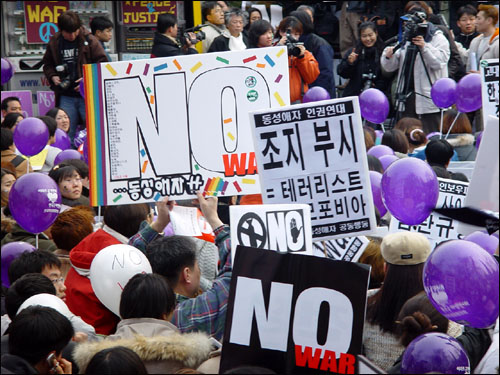 수많은 반전 메시를 담은 피킷들 